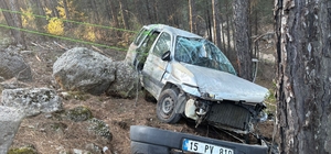 Burdur'da araç şarampole devrildi: 3 yaralı