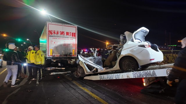 Niğde'de feci kaza: Tıra çarpan otomobilin sürücüsü hayatını kaybetti