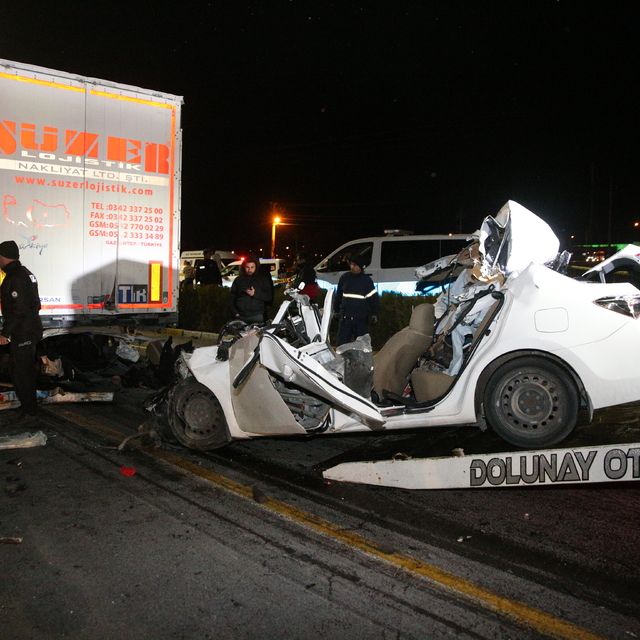 Niğde'de tırla çarpışan otomobilin sürücüsü öldü