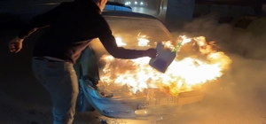 Alev alev yanan araca antifriz döküp söndürmeye çalıştı Antifriz dökülen araç daha da alevlenri, sürücü ve arkadaşı gazetecileri engellemeye çalıştı