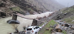 Şırnak'ta şarampole devrilen otomobildeki 2 kişi yaralandı