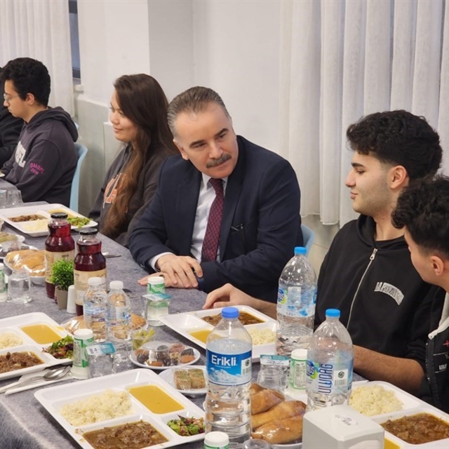 Edremit Kaymakamı Odabaş, iftar sofrasında Şehit Mustafa Serin Fen Lisesi ö...