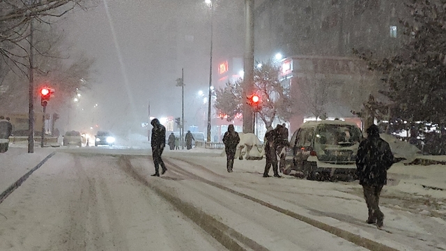 Erzurum'da 3 ilçede okullar 1 gün tatil edildi