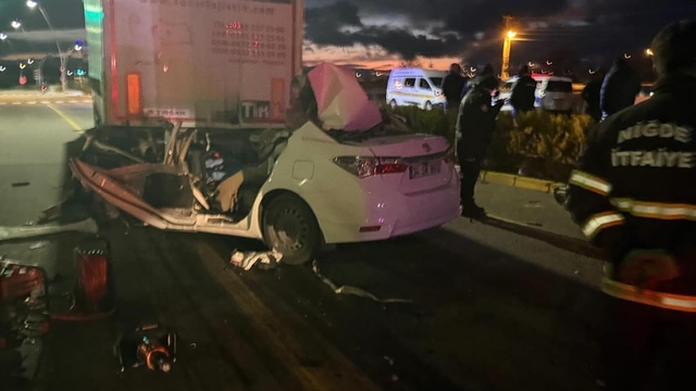 Niğde'de TIR'a arkadan çarpan otomobilin sürücüsü öldü