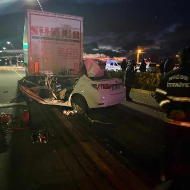 Niğde'de TIR'a arkadan çarpan otomobilin sürücüsü öldü