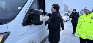 Erzincan'daki kar ve tipi nedeniyle kara yollarında ulaşım güçlükle sağlanıyor