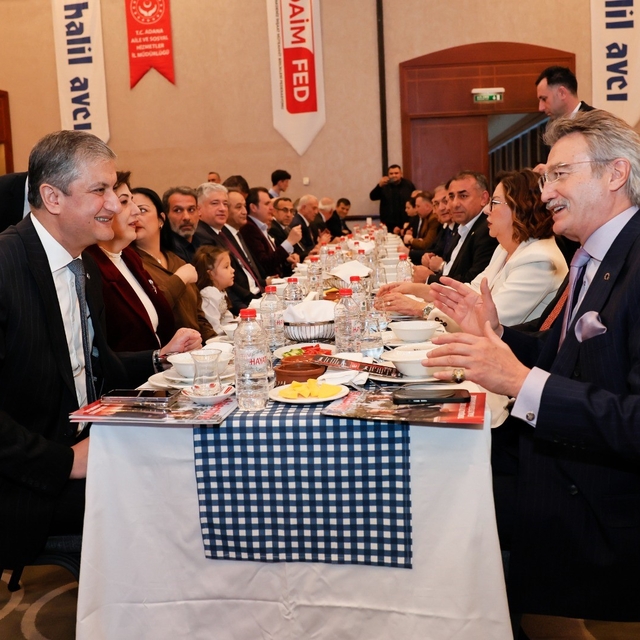 Adana'da koruyucu aileler ve çocukları iftarda buluştu