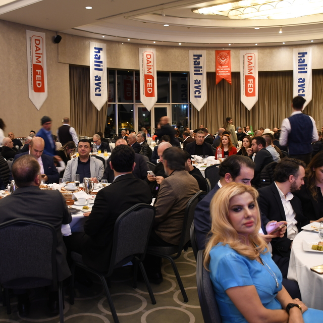 Adana'da koruyucu aileler ve evlatları iftar programında buluştu