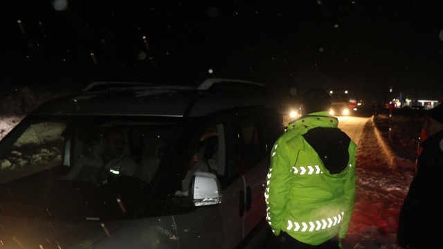 Kar ve tipi nedeniyle Erzincan'ın çevre illerle ulaşımı güçlükle sağlanıyor