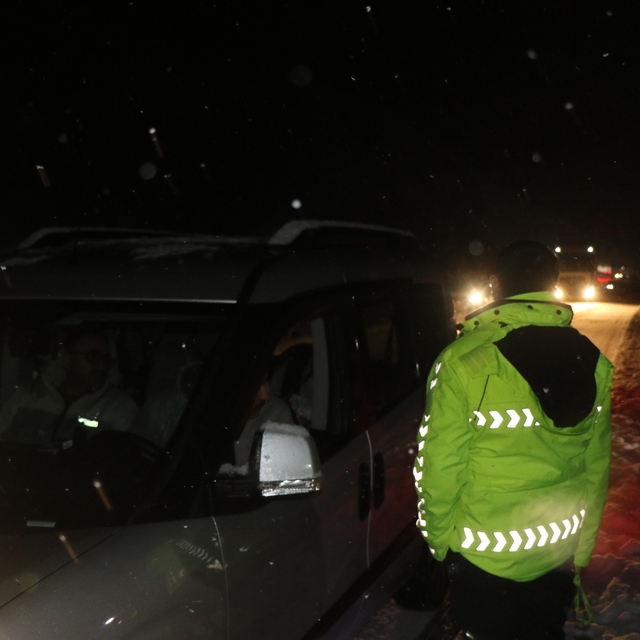 Kar ve tipi nedeniyle Erzincan'ın çevre illerle ulaşımı güçlükle sağlanıyor