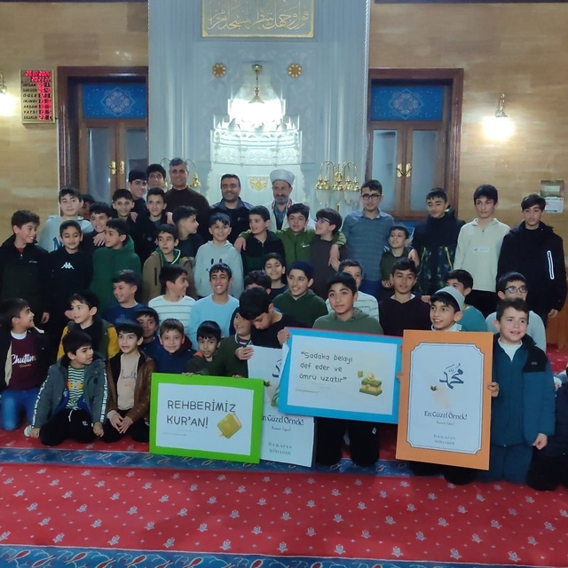 Ahlat'ta öğrenciler teravihte buluştu