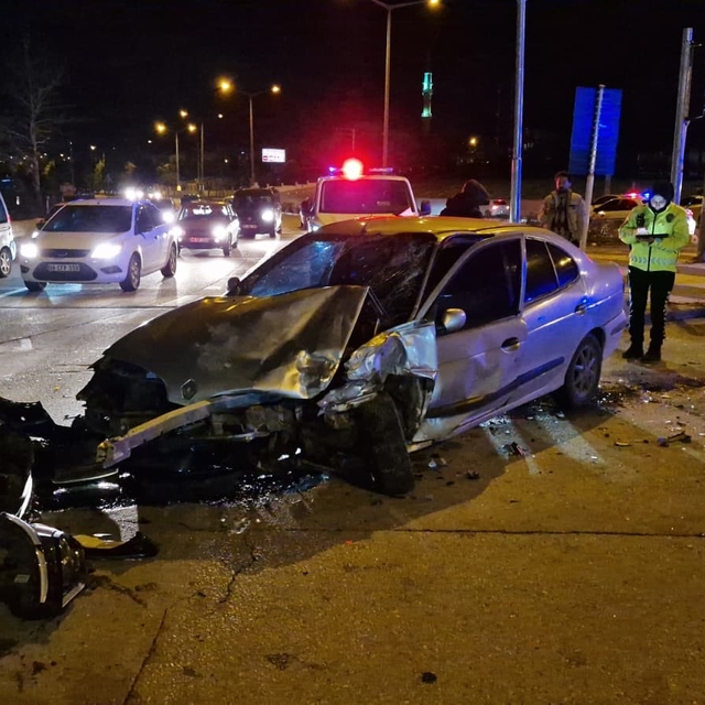 Karaman'da polisten kaçan şüpheliler kaza yaptı: 3 yaralı