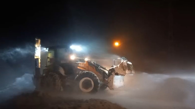 Bayburt'ta fırtına ve kar nedeniyle yolda kalan taksi ekiplerce kurtarıldı