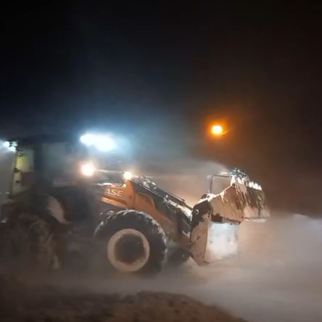 Bayburt'ta fırtına ve kar nedeniyle yolda kalan taksi ekiplerce kurtarıldı