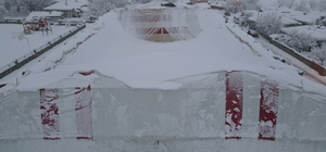 Erzincan’da kardan halı sahanın brandası çöktü