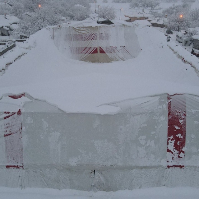 Erzincan'da kardan halı sahanın brandası çöktü