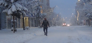 Kars'ta eğitime kar engeli: 40 santimetre kar yağdı!