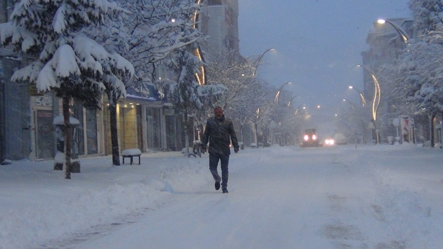 Kars'ta eğitime kar engeli: 40 santimetre kar yağdı!