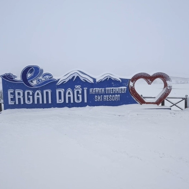 Ergan Dağı'nda kar rekoru: 2. etap teleski hattı kar altında
