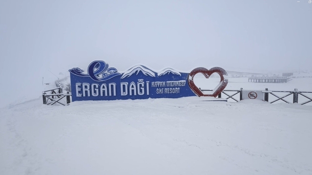 Ergan Dağı'nda kar rekoru: 2. etap teleski hattı kar altında