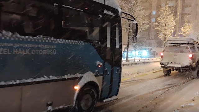 Erzurum'da kar yağışı etkili oldu; araçlar kara gömüldü (2)