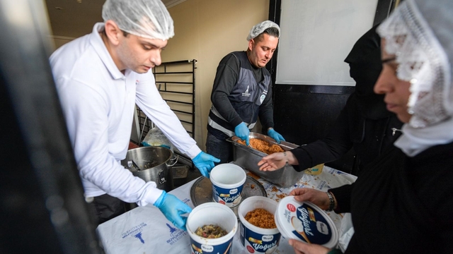 İftar bereketi Büyükşehir'in aşevinden sofralara uzanıyor