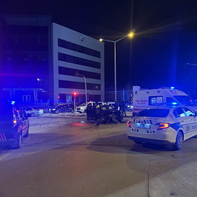 Karaman'da polisten kaçan şüphelilerin karıştığı trafik kazasında 3 kişi ya...