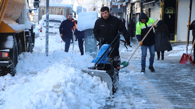 Van'da kardan 390 yerleşim yerinin yolu kapandı, okullar tatil edildi