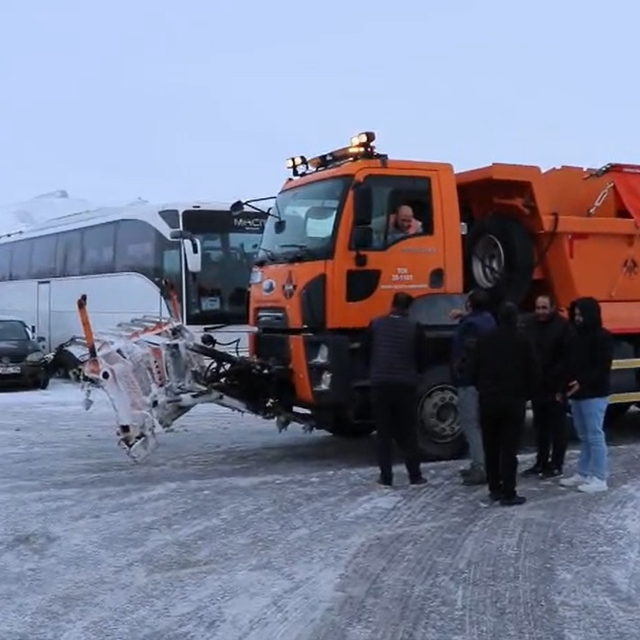 Sivas'ta ulaşıma kar engeli; Malatya kara yolu kapandı