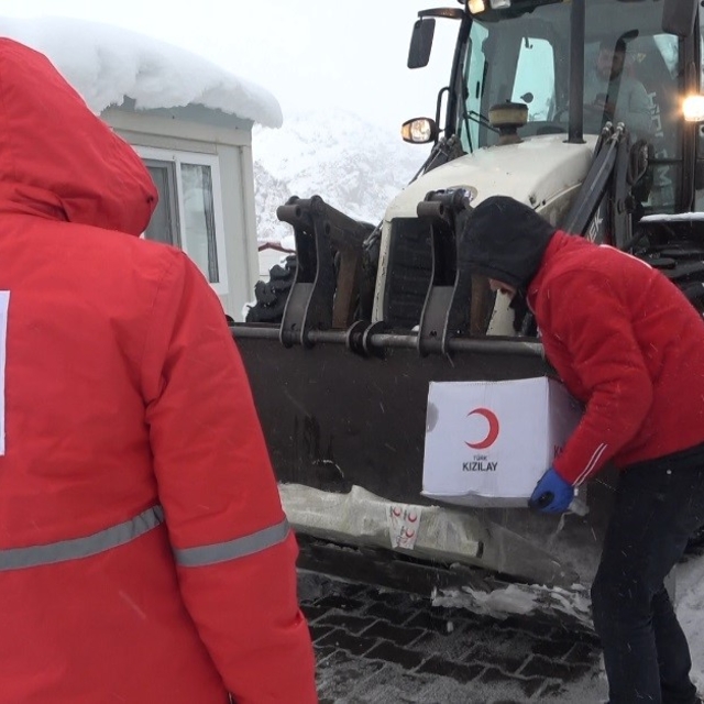 Yolda kalan Kızılay ekibi hasta yatağını kepçeyle ulaştırdı
