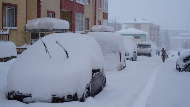 Kar yağışı Erzurum'u felç etti, okullar tatil, kar kalınlığı 50 santimetreyi geçti, bin 167 köy yolu ulaşıma kapalı