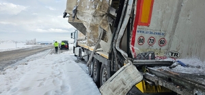 Adilcevaz’da tırlar çarpıştı