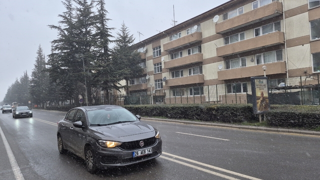 Eskişehir'e kar geri döndü