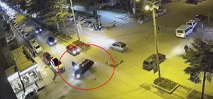 Motosikletin otomobile çarptığı kaza kamerada