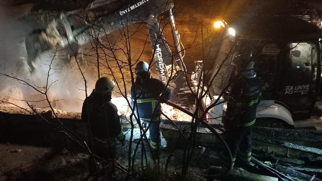 Samanlıkta çıkan yangın ahıra sıçradı; 25 büyükbaş öldü