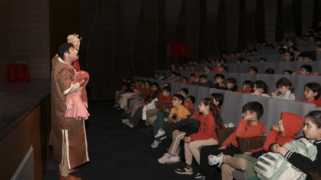 Mersin'de Şehir Tiyatrosu gençleri 'Bilge Hekim Lokman' ile buluşturdu