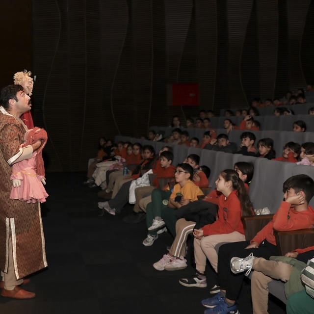 Mersin'de Şehir Tiyatrosu gençleri 'Bilge Hekim Lokman' ile buluşturdu