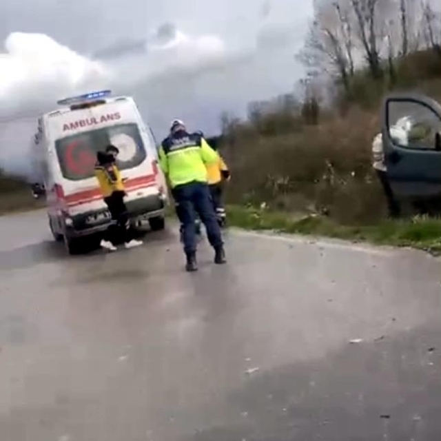 İki araç kafa kafaya çarpıştı: 1 ölü, 4 yaralı