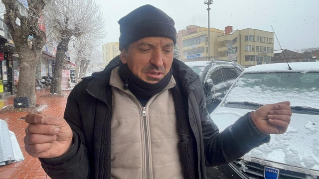 Kurduğu soba ile hem kendisini hem de vatandaşları ısıtıyor