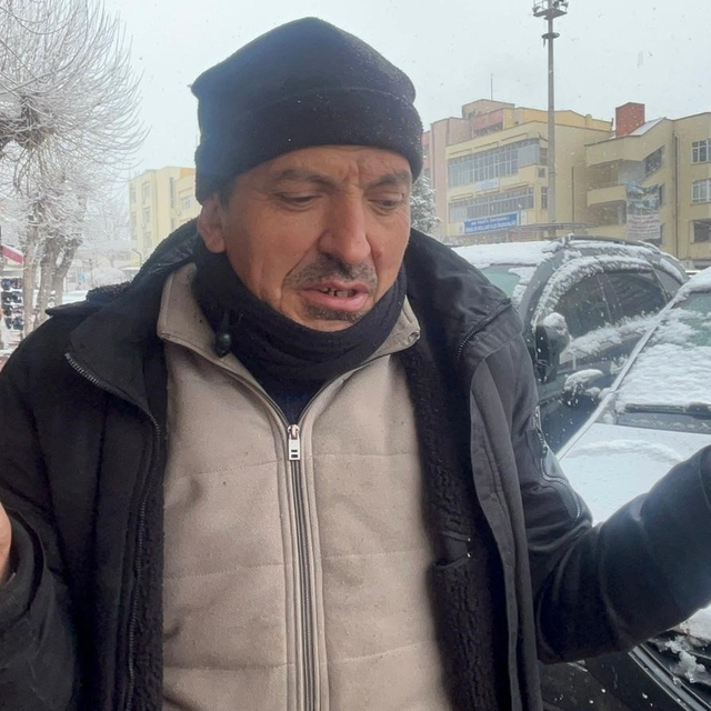 Kurduğu soba ile hem kendisini hem de vatandaşları ısıtıyor