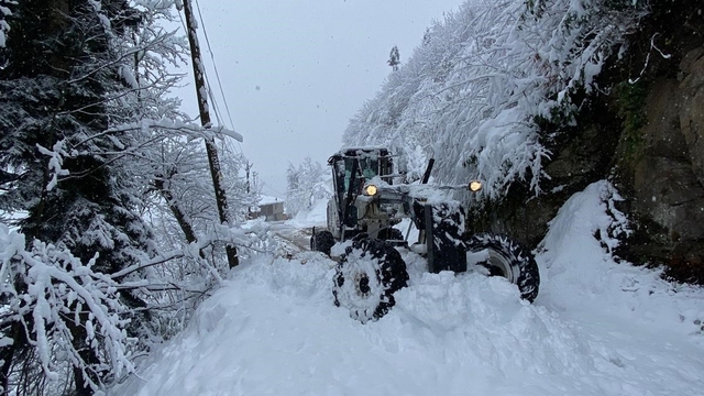 Trabzon'da 40 mahalle yolu kar nedeniyle ulaşıma kapandı