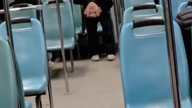 Bursa'da gençlerin metroda tehlikeli oyunu kameraya yansıdı