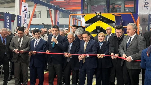 Türkiye'nin ilk yerli ve milli bataryalı manevra lokomotifini Seza Çimento aldı
Prof. Dr. Yasemin Açık:
"Yerli teknoloji üretiminin somut iş birlikleriyle yükseleceğine inanıyoruz"
"Bu lokomotif, dışa bağımlılığı azaltan bir duruşu temsil ediyor"