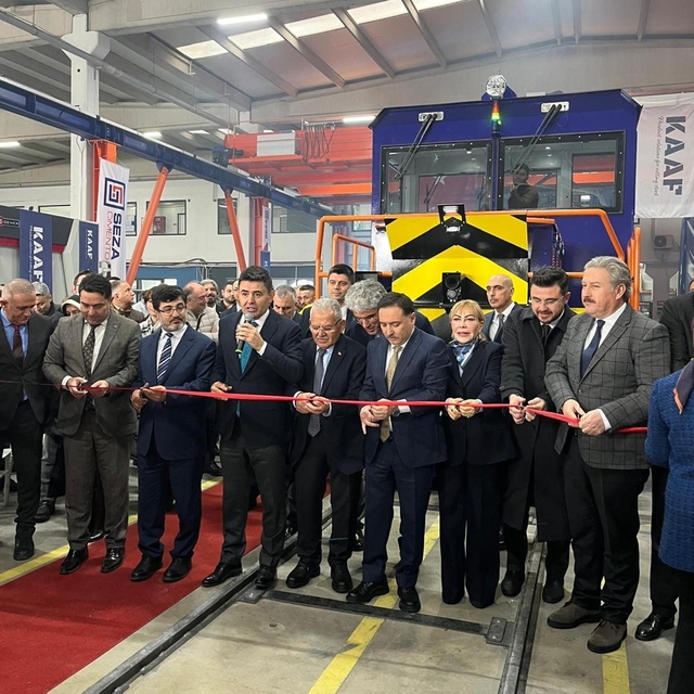 Türkiye'nin ilk yerli ve milli bataryalı manevra lokomotifini Seza Çimento...