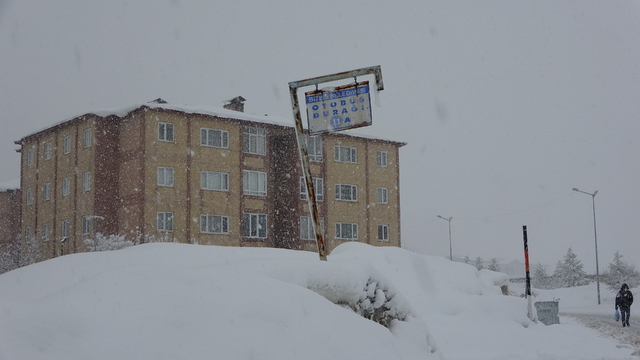 Bitlis'te kar kalınlığı 70 santimetreyi buldu; 304 köy ve mezra yolu kapandı