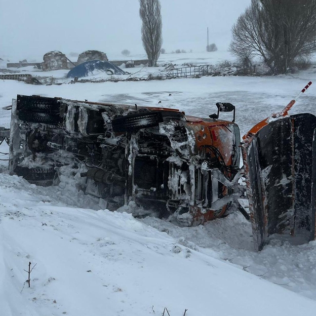 Tuzlama aracı kayarak yoldan çıktı