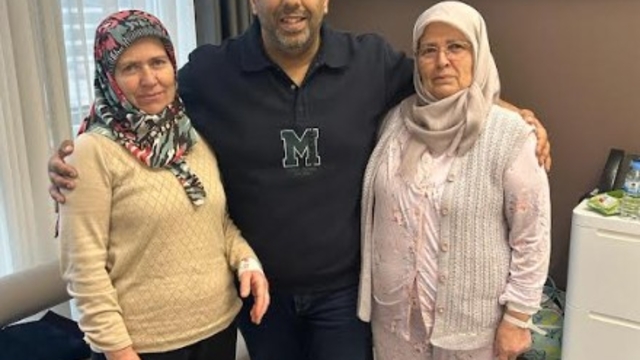 İki kız kardeş aynı gün meme kanserini yendi