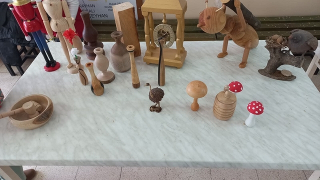 Kozan'da üniversite öğrencilerinin ahşap sanatı mesaisi