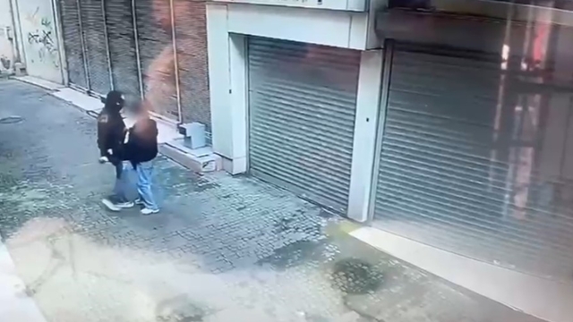 Tornavidalı kar maskeli gaspçı kamerada
Tornavidalı kar maskeli gaspçı önce kameraya ardından polise yakalandı