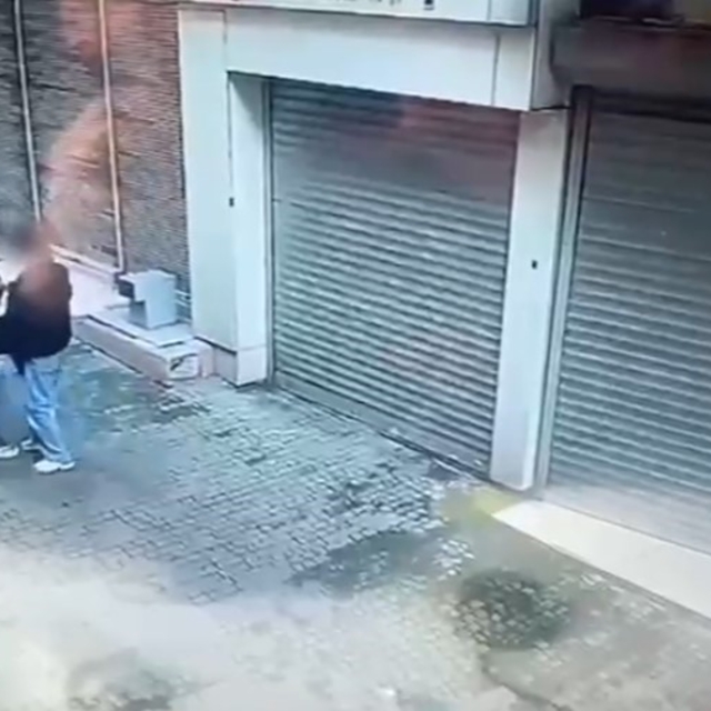 Tornavidalı kar maskeli gaspçı kamerada
Tornavidalı kar maskeli gaspçı önce...